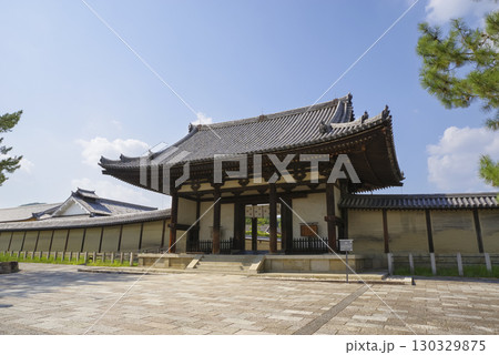 世界遺産 奈良・法隆寺の南大門 130329875