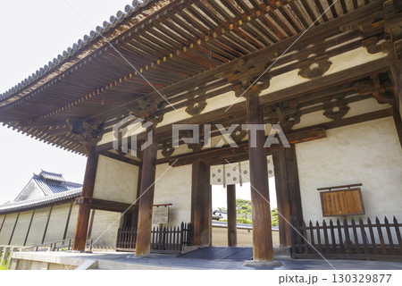 世界遺産 奈良・法隆寺の南大門 130329877