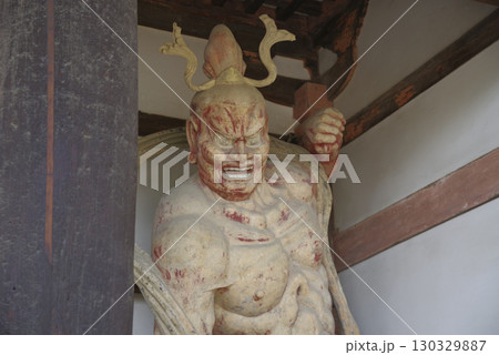 法隆寺 中門の金剛力士像 130329887