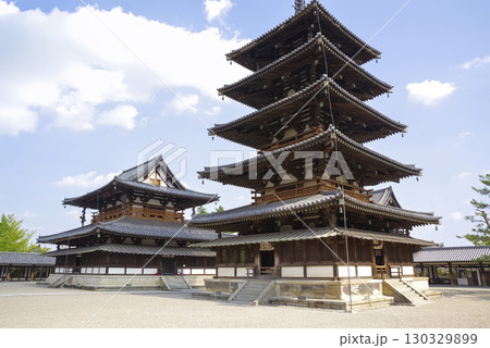 世界遺産 奈良・法隆寺の五重塔と金堂 130329899