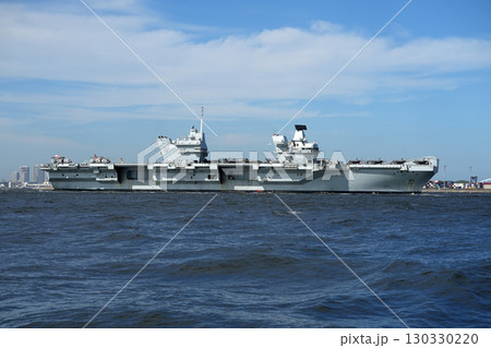 東京湾から出る英国海軍空母「プリンス・オブ・ウェールズ」。2025/9/2 130330220