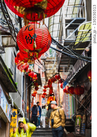 台湾　九份のメインストリート　豎崎路（スーチールー） 130330313