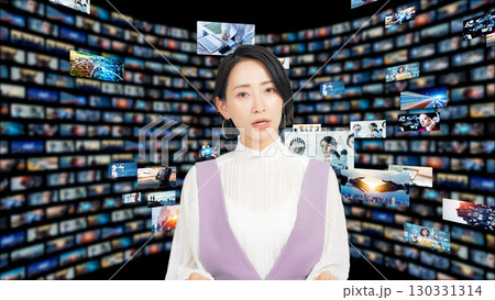 映像画面の前でニュースを読む女性アナウンサー 映像画面の前でニュースを読む女性アナウンサー 130331314