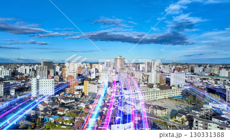 現代都市空撮と未来に向かって伸びる光の帯 130331388