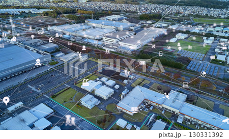 工業地帯空撮と通信ネットワークのコンセプト 130331392