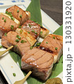 香ばしい肉とねぎの串焼き 130331920