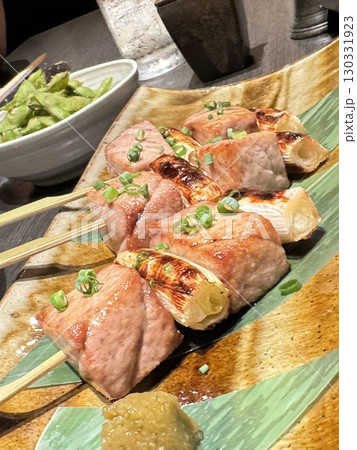 香ばしい肉とねぎの串焼き 香ばしい肉とねぎの串焼き 130331923