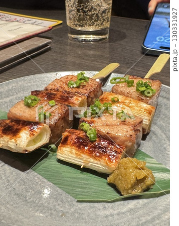 香ばしい肉とねぎの串焼き 130331927