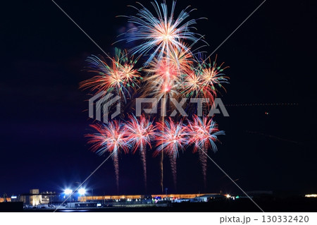 大阪万博打ち上げ花火（ミャクミャクをイメージ）2025年 130332420