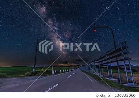 天の川へ続く一本道 130332960