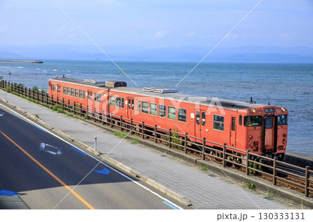 能登半島を背に雨晴海岸を走る氷見線キハ40形普通列車 130333131