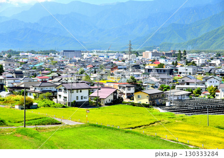 信濃大町駅周辺を北東方向より望む(長野県大町市)【2025.9】 130333284