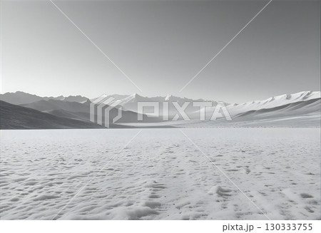 静かな雪原と雪山 静かな雪原と雪山 130333755