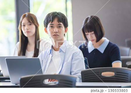 講義を受ける大学生 講義を受ける大学生 130333803