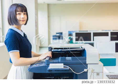 コピーをとる女性 コピーをとる女性 130333832