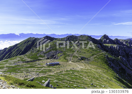 木曽駒ヶ岳登山道から望む中岳と宝剣岳の絶景パノラマ風景 130333976