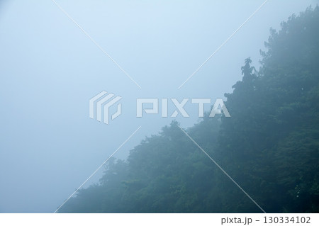 霧に覆われる山の風景 霧に覆われる山の風景 130334102