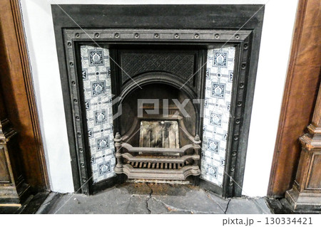 岩手県盛岡市の最古の洋館　景観重要建造物指定の明治の洋館　石井県令の私邸　ツタに覆われた洋館の暖炉の 130334421