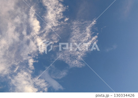 高さの違う2層の高積雲が青い秋空に遊ぶ 高さの違う2層の高積雲が青い秋空に遊ぶ 130334426