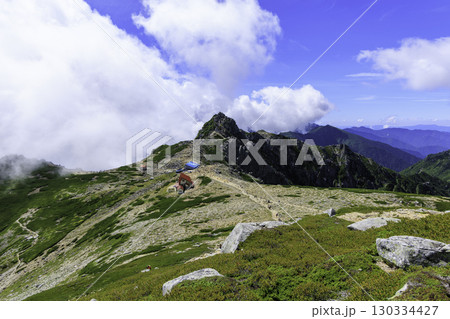 宝剣岳と宝剣山荘・天狗荘を望む木曽駒ヶ岳登山道の絶景 130334427