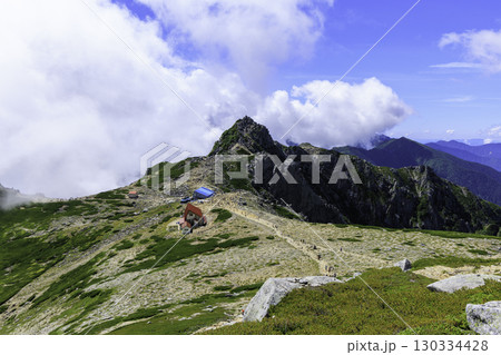 宝剣岳と宝剣山荘・天狗荘を望む木曽駒ヶ岳登山道の絶景 130334428