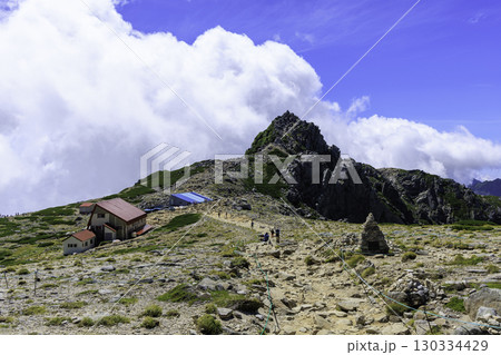 宝剣岳と宝剣山荘・天狗荘を望む木曽駒ヶ岳登山道の絶景 130334429