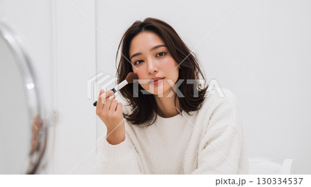 メイクをする美しい日本人女性 メイクをする美しい日本人女性 130334537