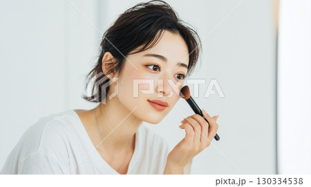 メイクをする美しい日本人女性 メイクをする美しい日本人女性 130334538