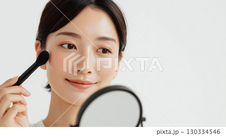 メイクをする美しい日本人女性 メイクをする美しい日本人女性 130334546