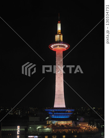 夜のライトアップされた京都タワー 夜のライトアップされた京都タワー 130334731