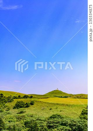 稚内の小さな村・抜海の広大な農場と青空の風景 稚内の小さな村・抜海の広大な農場と青空の風景 130334875