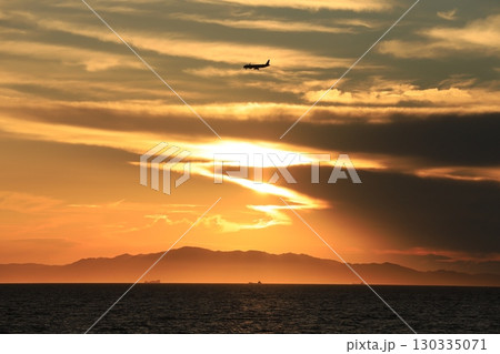 海に沈む夕日 130335071