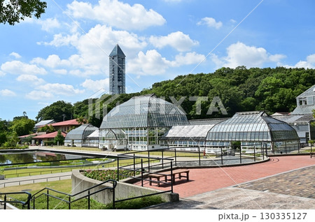 東山動植物園の温室前館とスカイタワー 東山動植物園の温室前館とスカイタワー 130335127