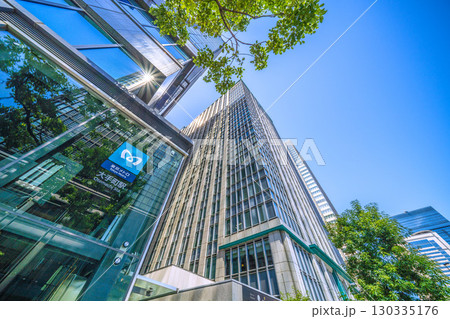 日本の東京都市景観新風景。鉄鋼ビルディングや大手町駅、右奥に大成大手町ビルなどが見える 130335176
