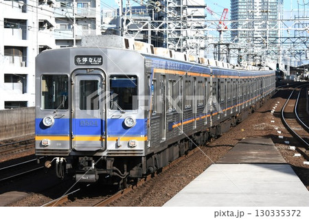 なんばへ向けて南海本線をゆく南海電気鉄道6200系 130335372
