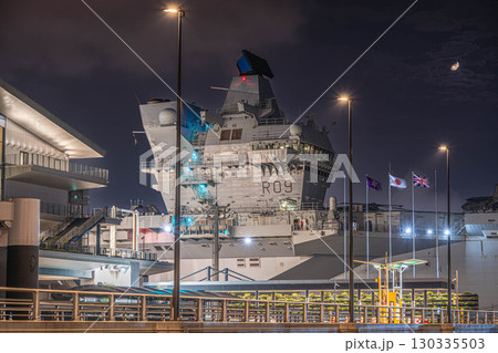 月夜に浮かぶイギリス海軍の空母「プリンス・オブ・ウェールズ」の艦橋と日英友好の旗 130335503