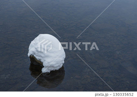 雪帽子をかぶる石 雪帽子をかぶる石 130335652
