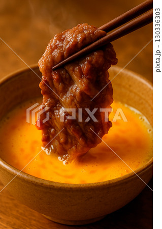 すき焼きの牛肉と溶き卵 130336303