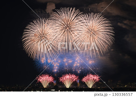 光のカーテンが降り注ぐ、長岡花火の幻想的な夜 光のカーテンが降り注ぐ、長岡花火の幻想的な夜 130336557