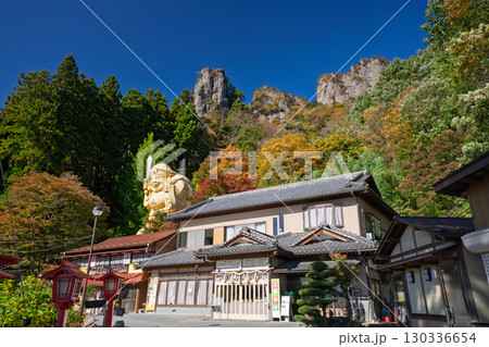 秋の妙義山 中之嶽神社　群馬県下仁田町 130336654