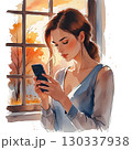 秋の窓辺でスマートフォンを見る女性 130337938