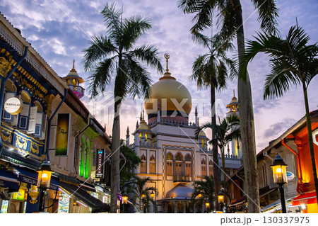 シンガポール 夕暮れのサルタン・モスク 130337975