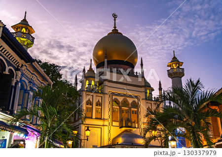 シンガポール 夕暮れのサルタン・モスク シンガポール 夕暮れのサルタン・モスク 130337979