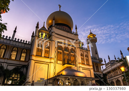 シンガポール 夕暮れのサルタン・モスク 130337980