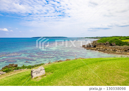 爽やかな南国の青空とサンゴが映える海が見えるリゾートゴルフ場の海越えホール(沖縄県宮古島市) 爽やかな南国の青空とサンゴが映える海が見えるリゾートゴルフ場の海越えホール(沖縄県宮古島市) 130338098