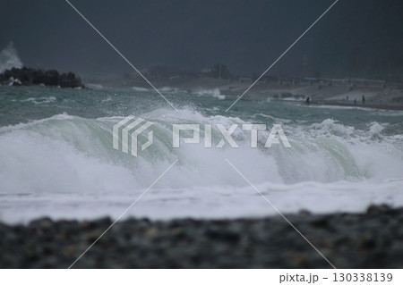 高波の押し寄せる海岸 高波の押し寄せる海岸 130338139