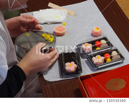和菓子を作る職人 130338160