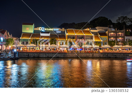 シンガポール クラーク・キーの華やかにライトアップされた街並み 130338532