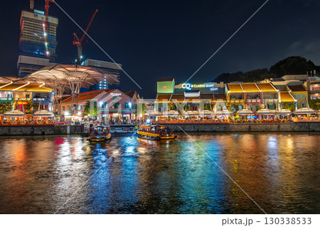 シンガポール クラーク・キーの華やかにライトアップされた街並み 130338533