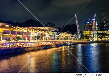シンガポール クラーク・キーの華やかにライトアップされた街並み 130338535
